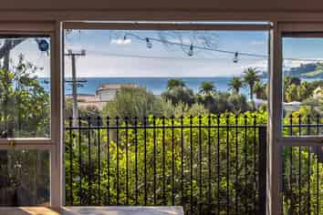 8 Fourth Avenue, Onetangi