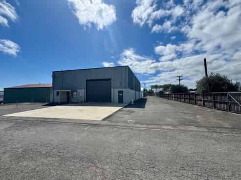 Warehouse with yard and gantry crane