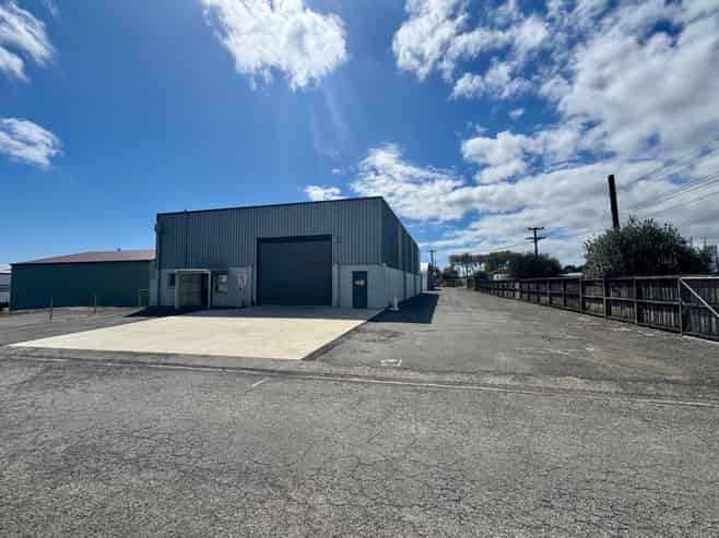 Warehouse with yard and gantry crane