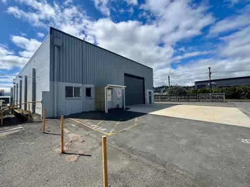 Warehouse with yard and gantry crane