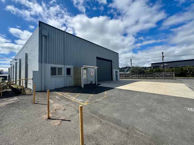 Warehouse with yard and gantry crane