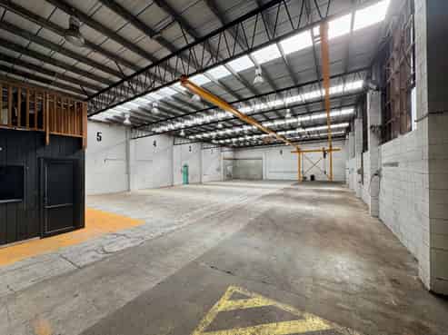 Warehouse with yard and gantry crane
