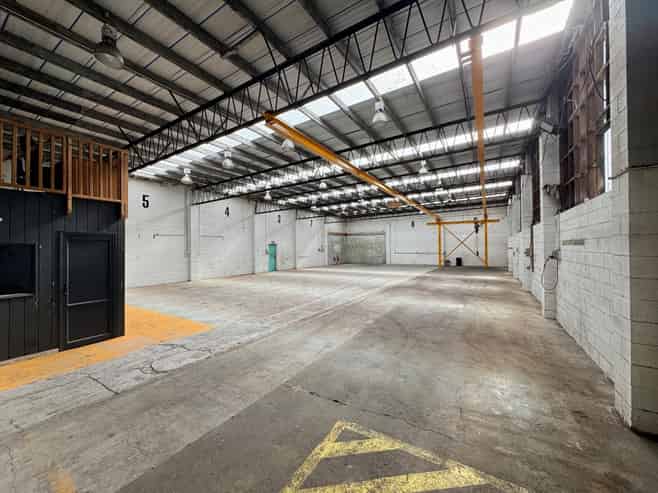 Warehouse with yard and gantry crane