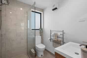 2/15 Donald Place, Merivale