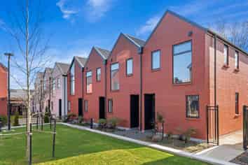 2/15 Donald Place, Merivale