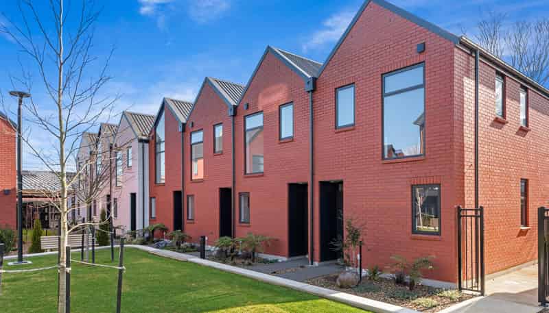 2/15 Donald Place, Merivale