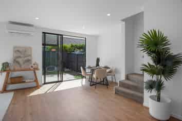 2/15 Donald Place, Merivale