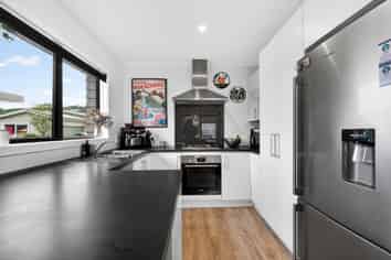 20A Martin Grove, Normandale