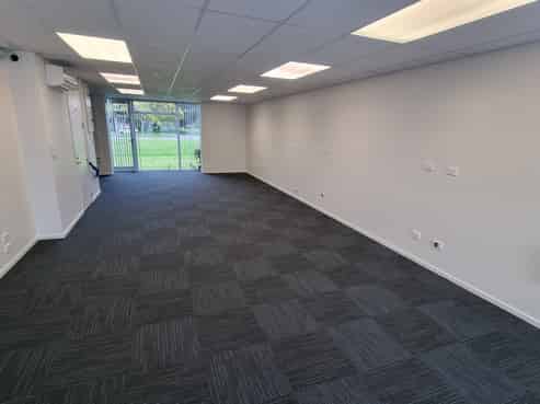 Ground floor office near airport