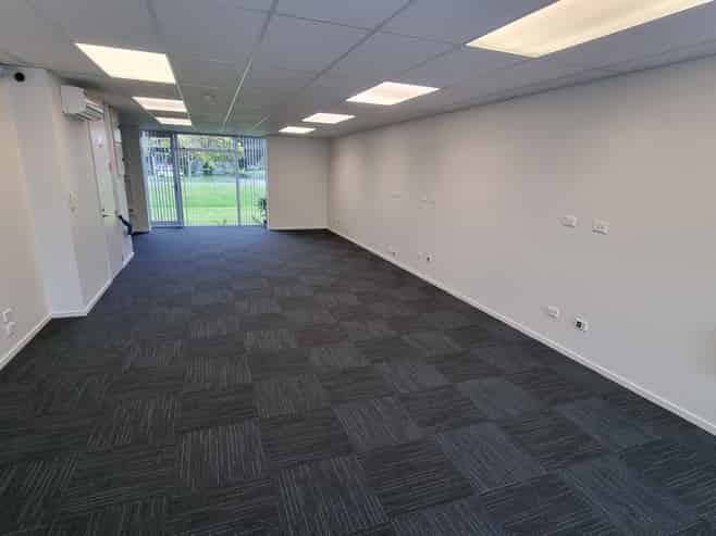 Ground floor office near airport