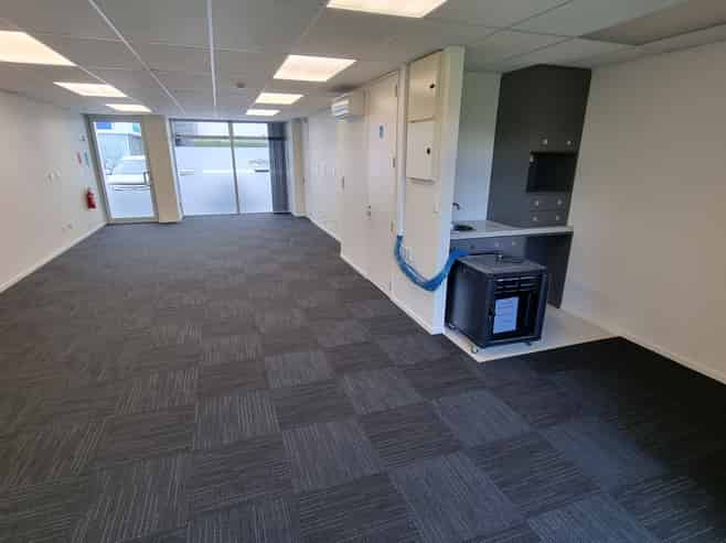 Ground floor office near airport