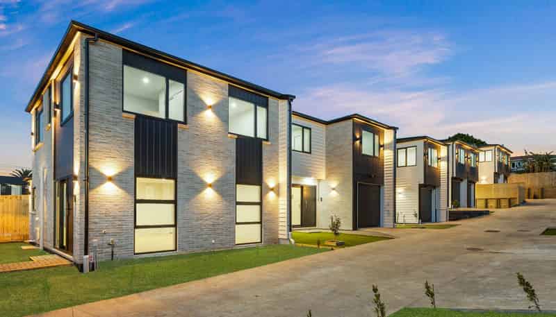 10/592 Massey Road, Mangere