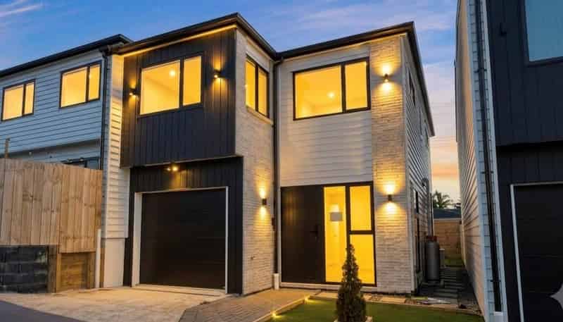 10/592 Massey Road, Mangere