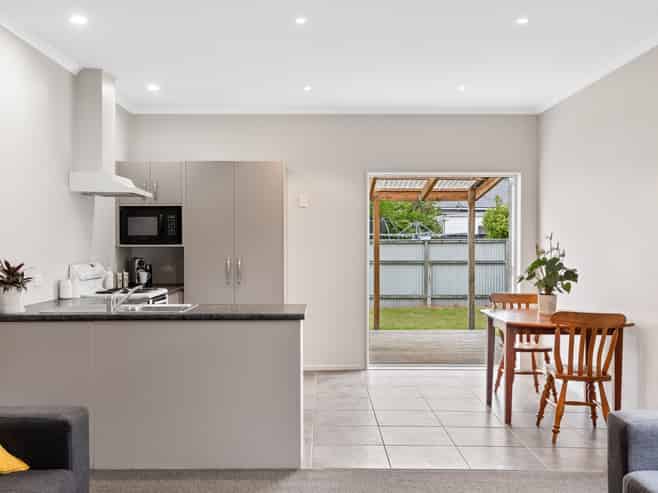 6 West Avenue, Saint Clair