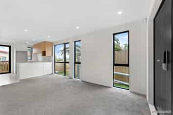 8/300 Great North Road, Henderson