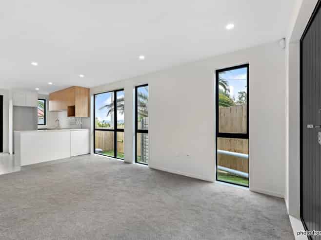 3/300 Great North Road, Henderson