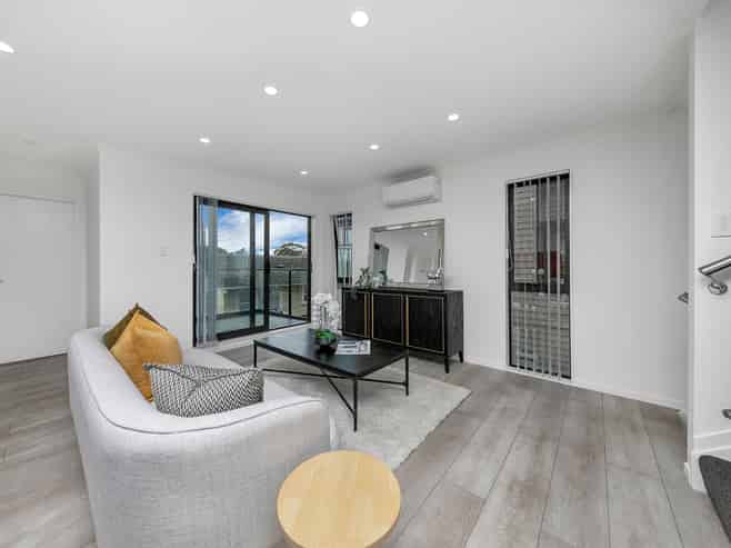 31D Waddell Avenue, Point England