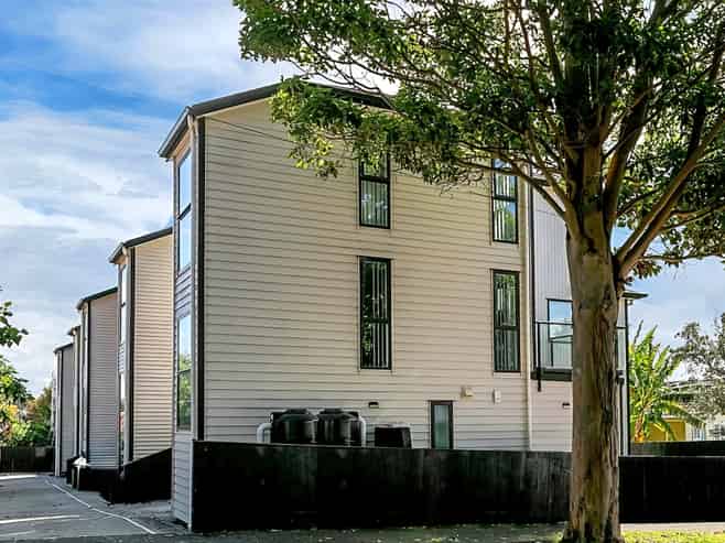 31D Waddell Avenue, Point England