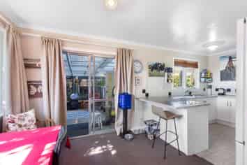 8 Omata Road, Westown