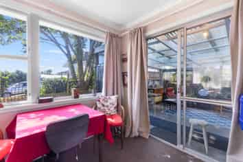 8 Omata Road, Westown