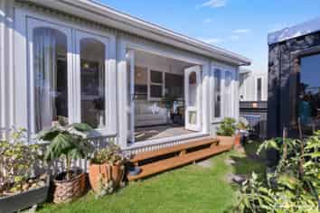 8 Omata Road, Westown