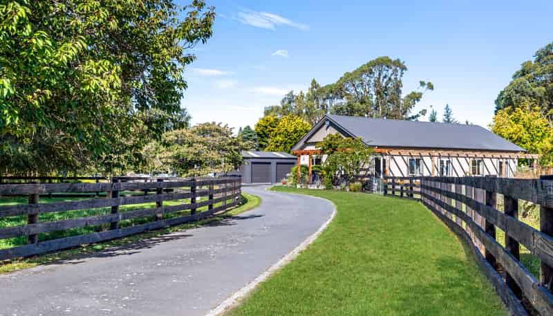 1199 Oxford Road, Cust