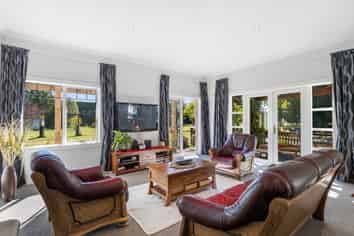 1199 Oxford Road, Cust