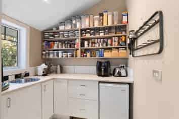 1199 Oxford Road, Cust