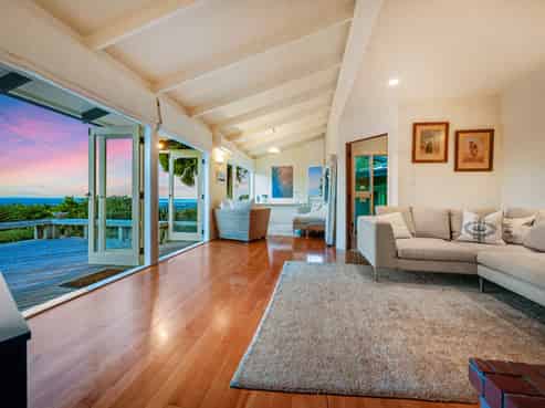 858 West Coast Road, Waiatarua