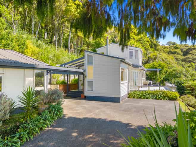 858 West Coast Road, Waiatarua