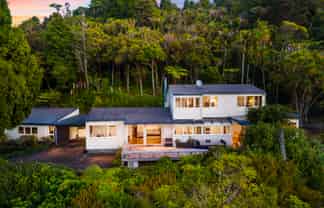 858 West Coast Road, Waiatarua