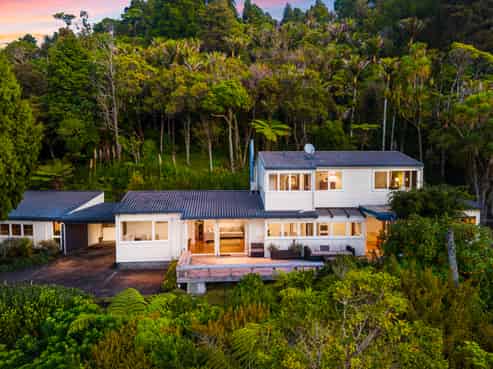 858 West Coast Road, Waiatarua