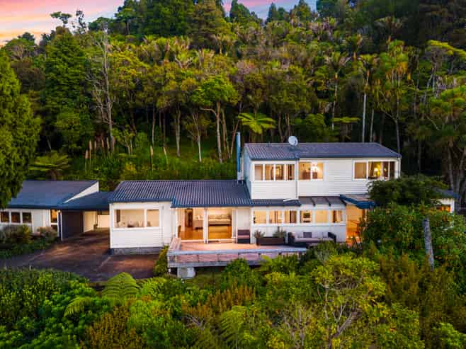 858 West Coast Road, Waiatarua
