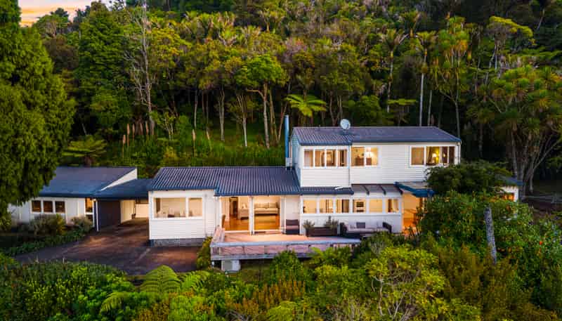 858 West Coast Road, Waiatarua