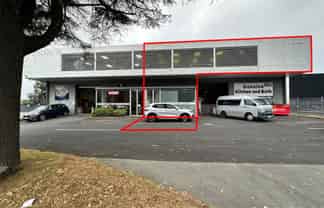 HIGH-STUD SHOWROOM SUBLEASE - MAIN ROAD EXPOSURE
