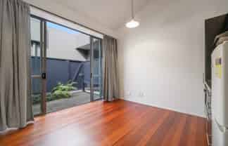 6/8 South St, Newton