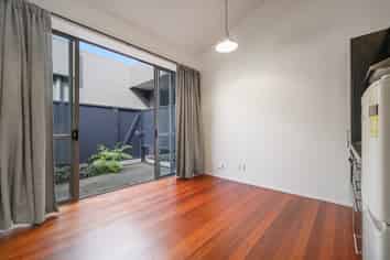 6/8 South St, Newton