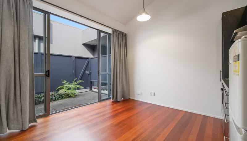 6/8 South St, Newton