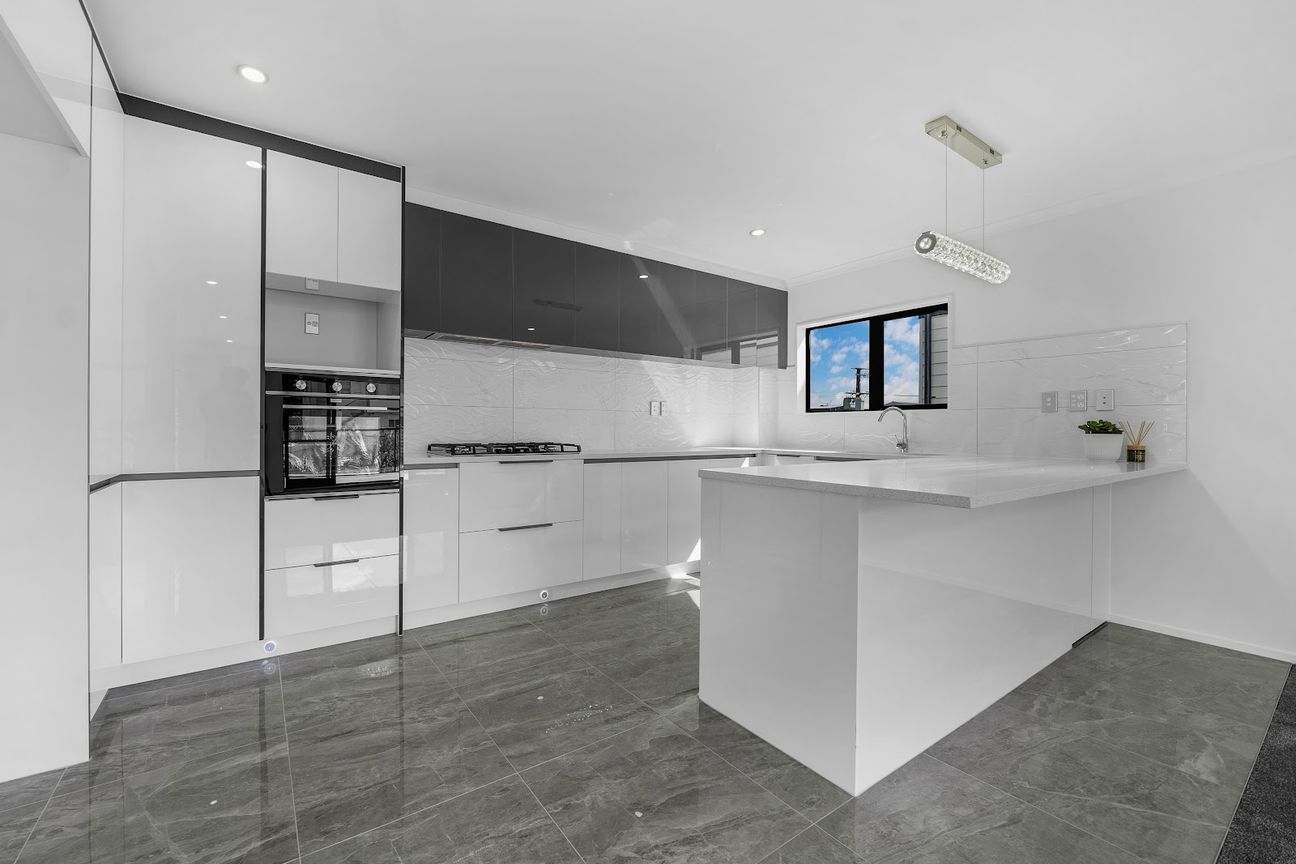 Golden Opportunity – Standalone Living
Offers Over $999,000 | Brand New Brick Home | High Income Potential - Widok 4
