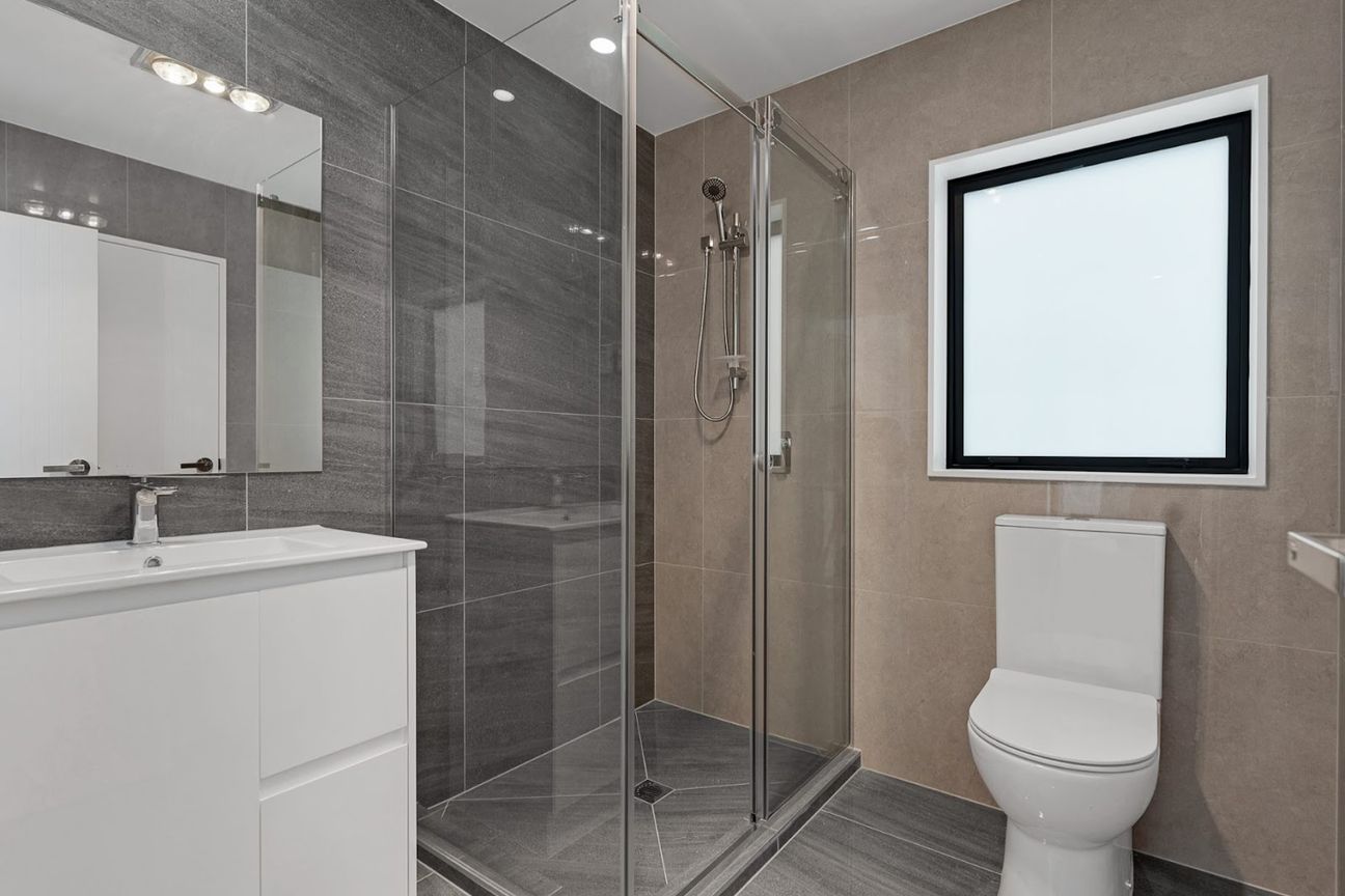 Standalone Beauty – Must Be Sold
Offers Over $800,000 | Brand New | Private & Secure Living - Widok 6