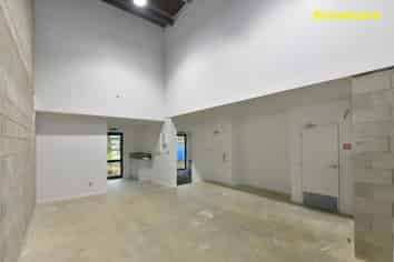 VERSATILE WORK-LIVE Unit IN CENTRAL LOCATION.