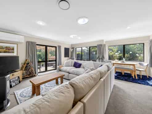 1a Daffodil Grove, Carterton