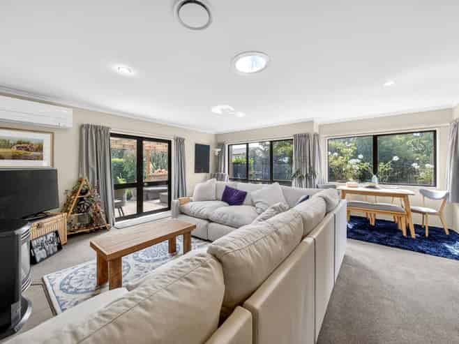 1a Daffodil Grove, Carterton