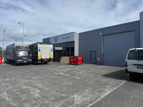 Prime warehouse/showroom space with exposure