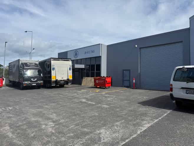 Prime warehouse/showroom space with exposure