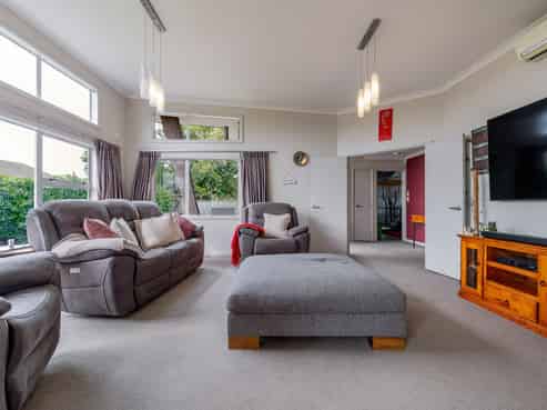 2 Northbrook Court, Roslyn