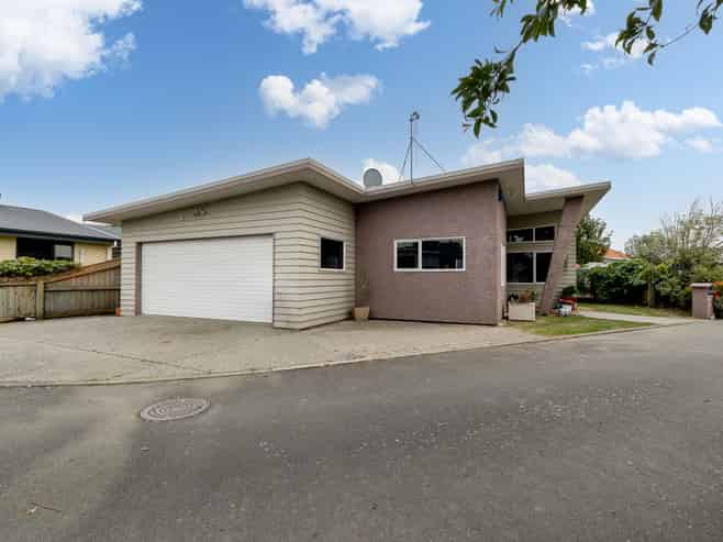 2 Northbrook Court, Roslyn