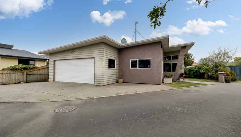 2 Northbrook Court, Roslyn