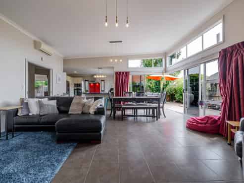 2 Northbrook Court, Roslyn