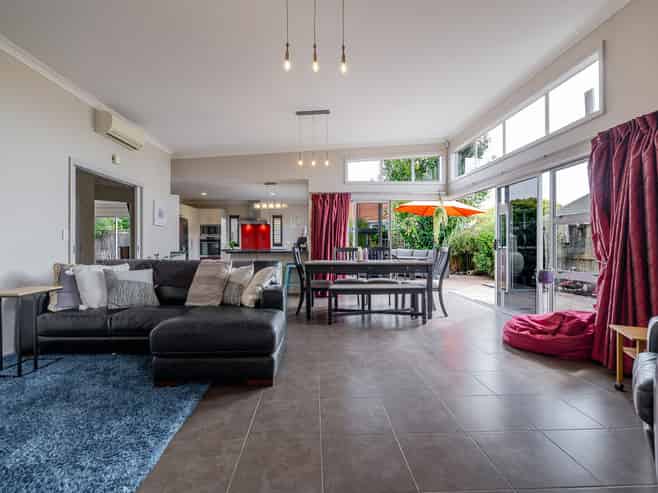 2 Northbrook Court, Roslyn